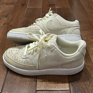 NIKE WOMEN - COURT VISION LOW - SIZE 6 - BEIGE/OFF WHITE